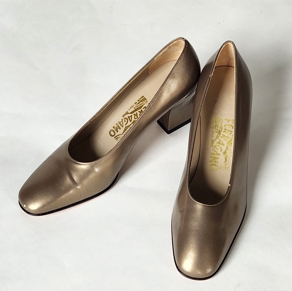Ferragamo 6 1/2 pumps gold square heel